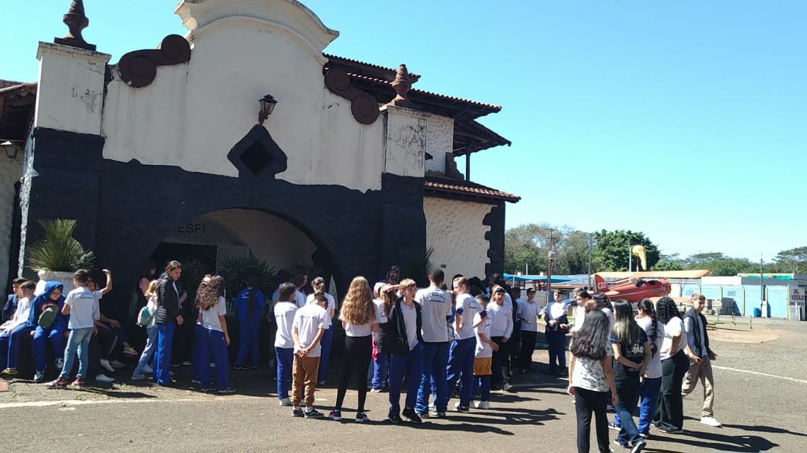 Alunos de Medianeira batem recorde ao visitarem o Espaço de Memória do primeiro aeroporto de Foz