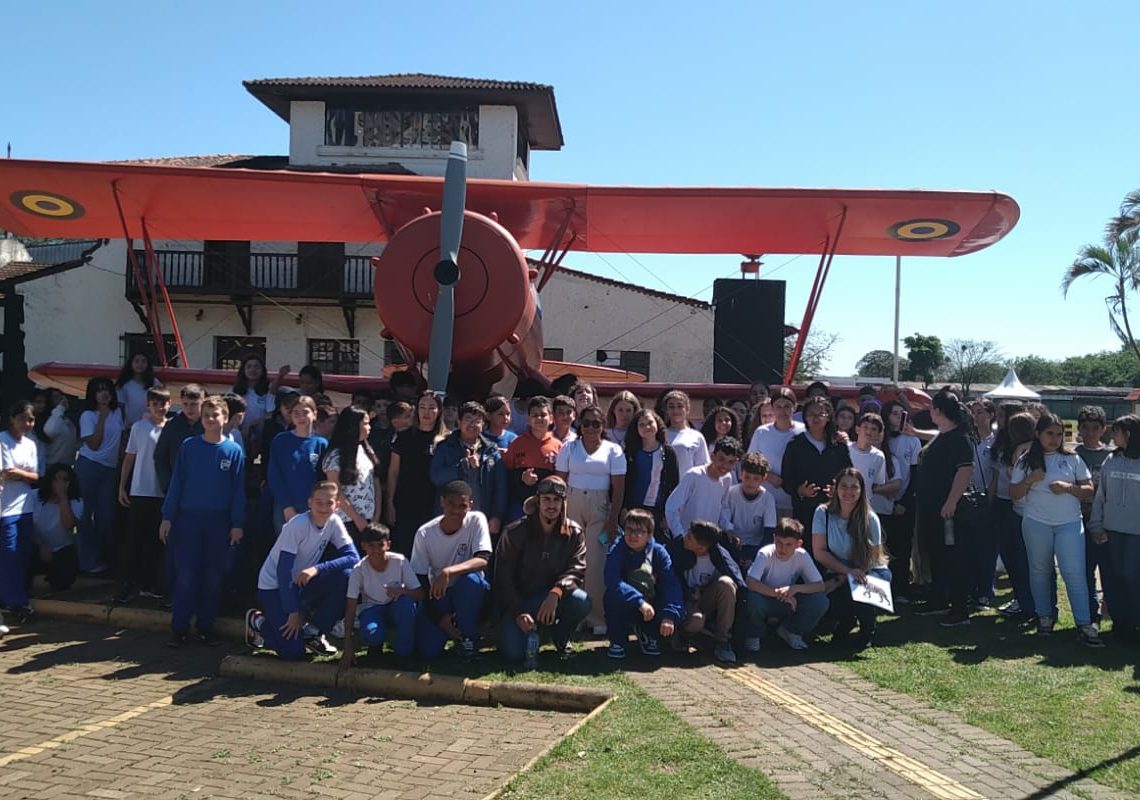 Alunos de Medianeira batem recorde ao visitarem o Espaço de Memória do primeiro aeroporto de Foz