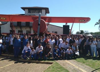 Alunos de Medianeira batem recorde ao visitarem o Espaço de Memória do primeiro aeroporto de Foz