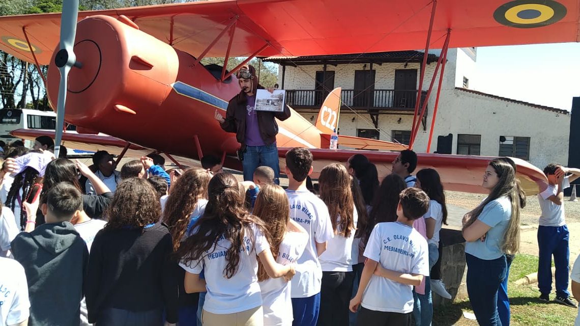 Alunos de Medianeira batem recorde ao visitarem o Espaço de Memória do primeiro aeroporto de Foz