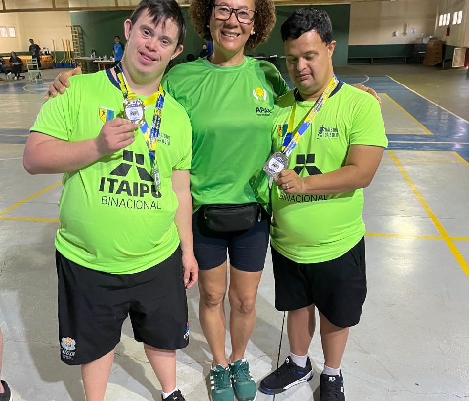 Orgulho iguaçuense: Atletas da APAE/ATMFoz/GRESFI na Copa Down de Tênis de Mesa em Londrina