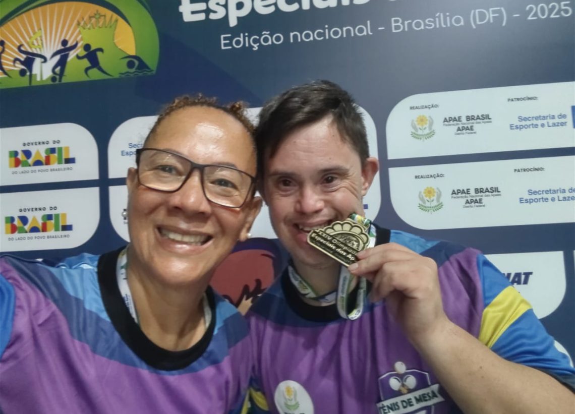 Atleta Luiz Fernando Olivieski da Silva, da APAE Foz/ATMFOZ/GRESFI, é campeão das Olimpíadas Especiais das APAES